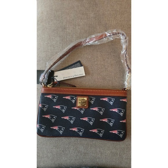 NWT- New England Patriots Dooney & Bourke Wristlet – Playoff Superbowl Team - Picture 1 of 6